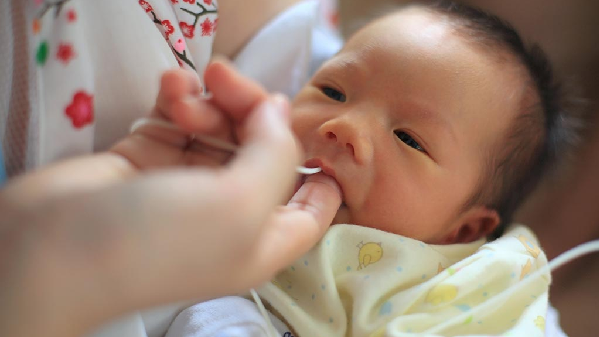 Cho trẻ sơ sinh ăn sữa bằng ngón tay là gì? Ưu điểm và khi nào nên dùng phương pháp này?