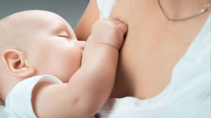 Cách giữ bé tỉnh táo trong khi đang bú mẹ trực tiếp - ngủ khi bú
