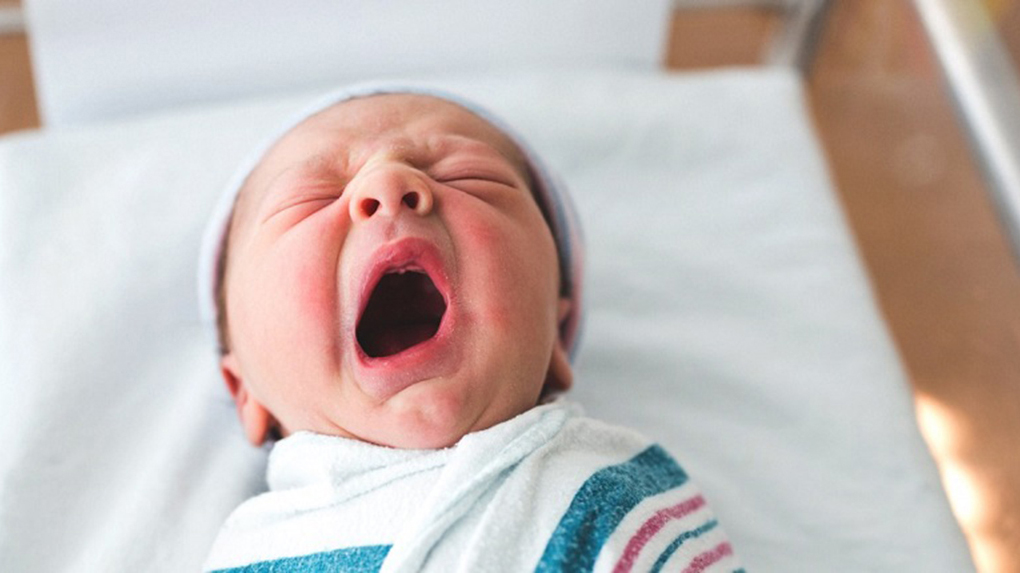 Sặc sữa ở trẻ sơ sinh và cách xử lý