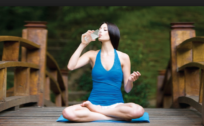 Tập Yoga bà bầu nên uống nhiều nước tránh mất nước
